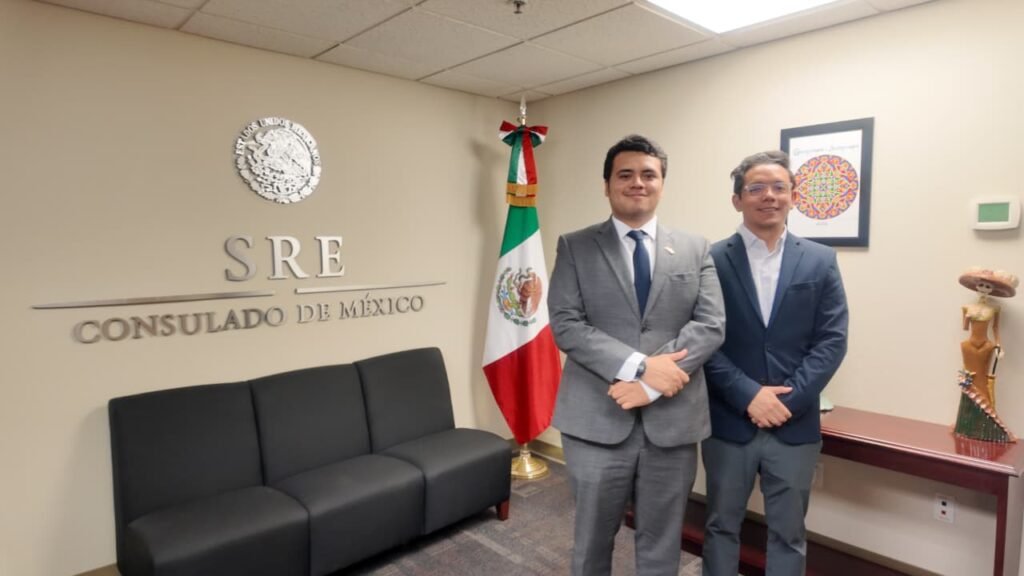 El nuevo cónsul de México en Tucson, Fernando Sánchez Roldán, acompañado del cónsul adscrito Lee Wong Medina. Foto por Mario Sosa.