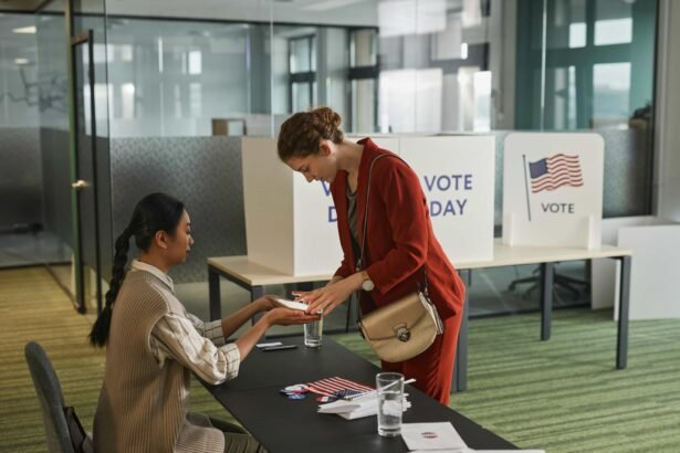 Una votante entregando su voto a los encargados del centro de votación