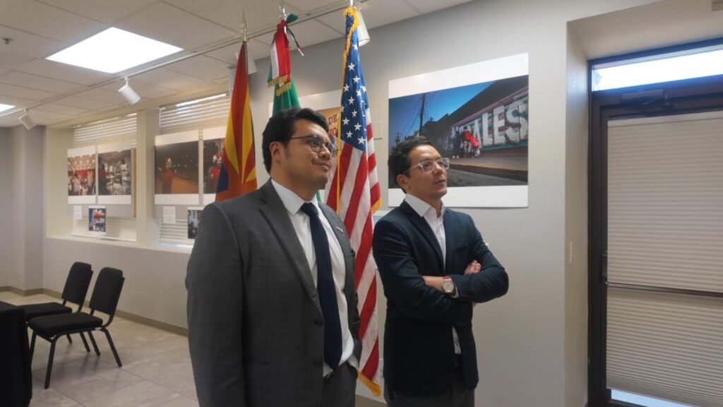 El nuevo cónsul de México en Tucson, Fernando Sánchez Roldán, acompañado del cónsul adscrito Lee Wong Medina inspeccionando la galería de arte dentro del Consulado de México. Foto por Mario Sosa.