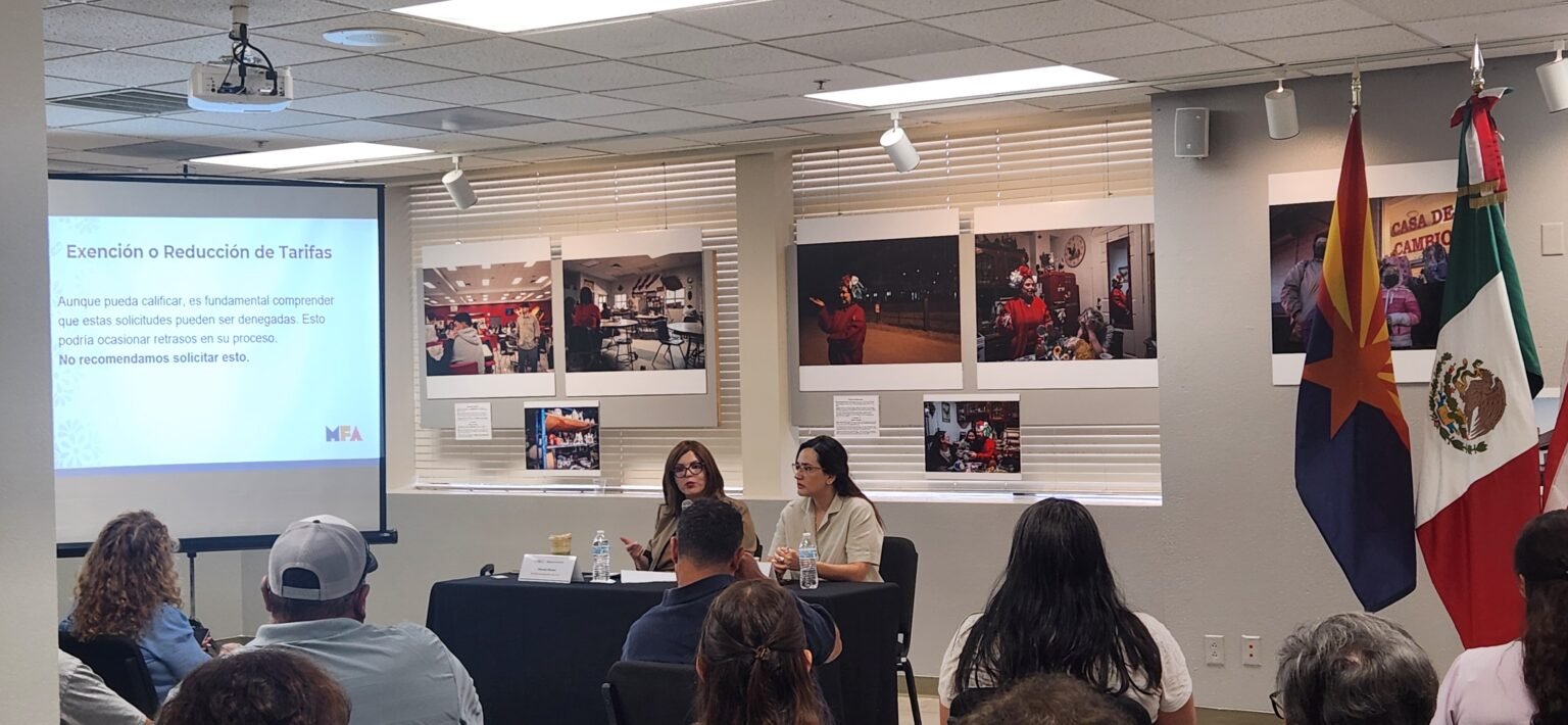 La abogada migratoria Pamela Florian y la gerente en Tucson de Mi Familia en Acción, Evelyn Audelo, en una sesión informativa en septiembre sobre cómo aplicar para la ciudadanía americana.