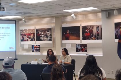 La abogada migratoria Pamela Florian y la gerente en Tucson de Mi Familia en Acción, Evelyn Audelo, en una sesión informativa en septiembre sobre cómo aplicar para la ciudadanía americana.