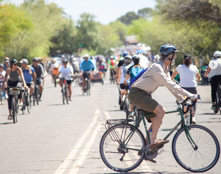 Evento de Cyclovia Tucson, con personas andando en bicilcetas